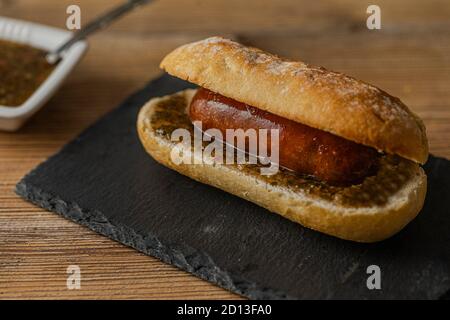 Chorizo Sandwich beliebt in Argentinien, Uruguay, Chile und Brasilien Stockfoto