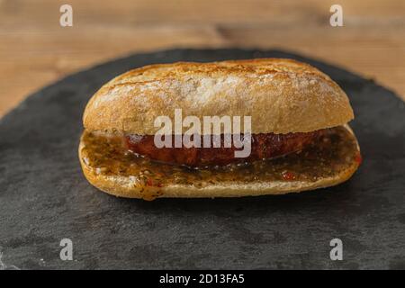 Chorizo Sandwich beliebt in Argentinien, Uruguay, Chile und Brasilien Stockfoto