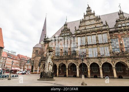 Bremen, Deutschland. Der Bremer Roland, eine Statue von Roland (ein Fränkisches militärischer Führer unter Karl dem Großen) errichtet in 1404. Marktplatz (Rathausplatz) Stockfoto