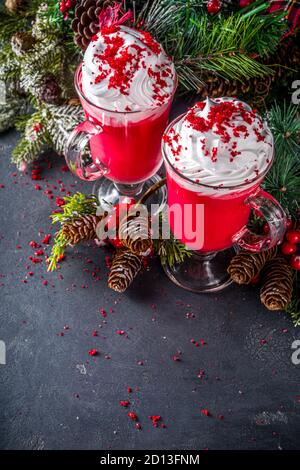 Trendy original Winter Weihnachten heiße Schokolade Rezept Idee, Red Samt heiße Schokolade über festlichen Hintergrund Kopie Raum Stockfoto