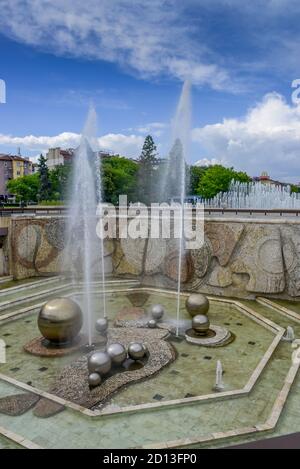 Brunnen, Platz vor dem Nationalen Kulturpalast, Bulevard Bulgaria, Sofia, Bulgarien, Springbrunnen, Platz vor dem Nationalen Kulturpalast, Bulgar Stockfoto