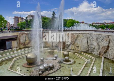 Brunnen, Platz vor dem Nationalen Kulturpalast, Bulevard Bulgaria, Sofia, Bulgarien, Springbrunnen, Platz vor dem Nationalen Kulturpalast, Bulgar Stockfoto