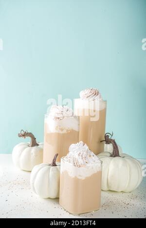 Kürbisgewürz Latte, mit dekorativen kleinen Kürbissen Stockfoto