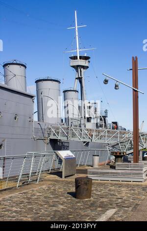 27. September 2020 HMS Caroline, ein stillgelegter C-Klasse leichter Kreuzer der Royal Navy, jetzt ein National Museum Schiff und dauerhaft in der Alex anliegete Stockfoto