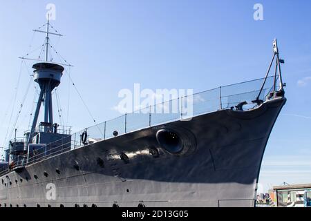 27. September 2020 HMS Caroline, ein stillgelegter C-Klasse leichter Kreuzer der Royal Navy, jetzt ein National Museum Schiff und dauerhaft in der Alex anliegete Stockfoto