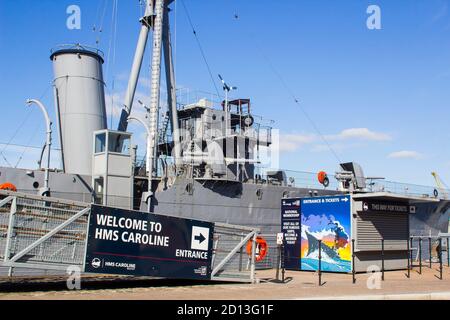 27. September 2020 HMS Caroline, ein stillgelegter C-Klasse leichter Kreuzer der Royal Navy, jetzt ein National Museum Schiff und dauerhaft in der Alex anliegete Stockfoto