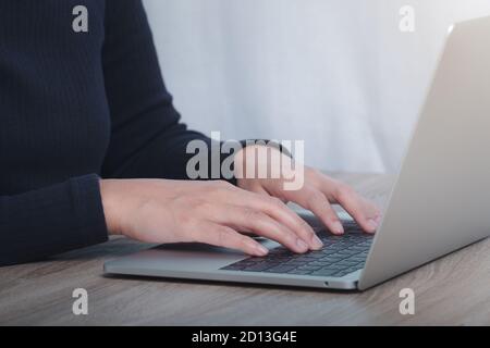 Zugeschnittenes Bild von Geschäftsfrau, die am Computer arbeitet. Frauen mit Laptop im Büro, Geschäftskonzept. Stockfoto