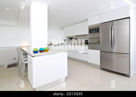 Interieur der modernen Küche in Strandwohnung. Stockfoto