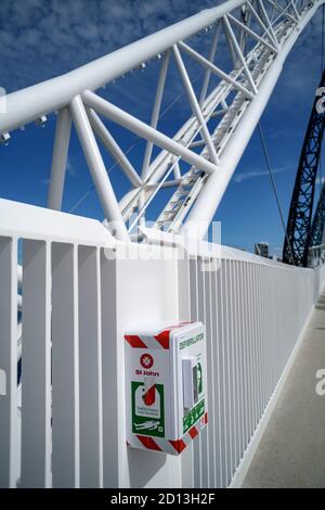 Öffentlich zugängliche Defibrillatoreinheit auf der Matagarup Bridge, über dem Swan River in Perth, Westaustralien Stockfoto