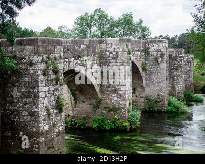 Pontevea mittelalterliche Brücke über den Ulla Fluss in Galicien, Spanien Stockfoto