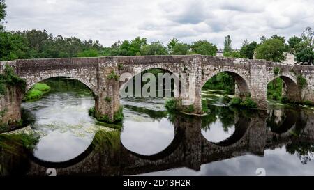 Pontevea mittelalterliche Brücke über den Ulla Fluss in Galicien, Spanien Stockfoto