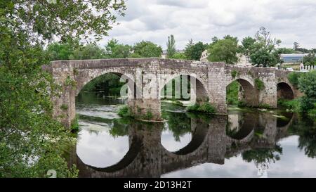 Pontevea mittelalterliche Brücke über den Ulla Fluss in Galicien, Spanien Stockfoto