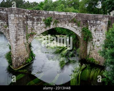 Pontevea mittelalterliche Brücke über den Ulla Fluss in Galicien, Spanien Stockfoto