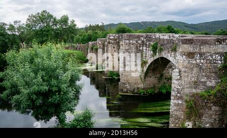 Pontevea mittelalterliche Brücke über den Ulla Fluss in Galicien, Spanien Stockfoto