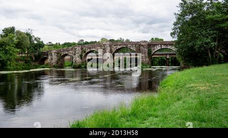 Pontevea mittelalterliche Brücke über den Ulla Fluss in Galicien, Spanien Stockfoto