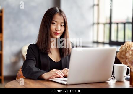 Asiatische Geschäftsfrau arbeitet in Laptop im Büro. Japanische Geschäftsfrau Stockfoto