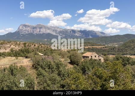 Pena Montanesa (Picon d'O Libro) und Tuco Gipfel der Pyrenäen von Ainsa Stadt, Aragon, Spanien gesehen. Stockfoto