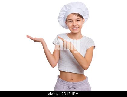 Happy Teenager-Mädchen trägt Chef Hut mit Emotionen, die Zeichen mit Händen, isoliert auf einem weißen Hintergrund. Stockfoto