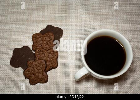 Kaffee in einer weißen Tasse und Schokoladenkekse Stockfoto
