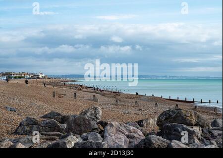 Blick nach Osten entlang Worthing Strand und Uferpromenade in Richtung Shoreham und Brighton in der Ferne, West Sussex, Großbritannien. Stockfoto