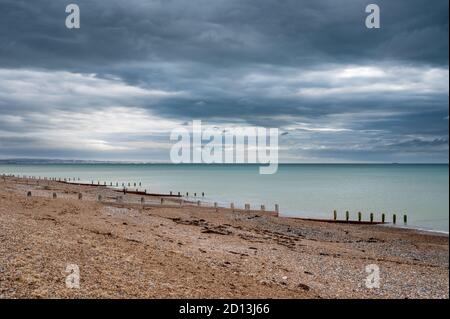 Blick auf den Ärmelkanal unter dramatischen Wolken vom Worthing Beach, West Sussex, Großbritannien. Stockfoto