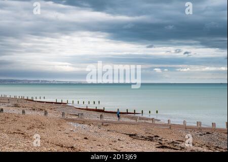 Blick nach Osten entlang Worthing Strand in Richtung Brighton in der Ferne, West Sussex, Großbritannien. Stockfoto