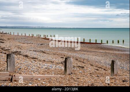 Blick nach Osten über den Ärmelkanal mit Brighton in der Entfernung von Worthing Beach, West Sussex, Großbritannien. Stockfoto