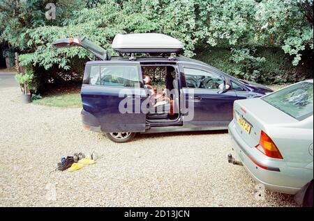 Packen Sie ein Familienauto, um in den Urlaub zu gehen, Medstead, Alton, Hampshire, England, vereinigtes Königreich. Stockfoto