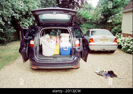 Packen Sie ein Familienauto, um in den Urlaub zu gehen, Medstead, Alton, Hampshire, England, vereinigtes Königreich. Stockfoto