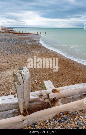 Nahaufnahme der alten, hölzernen Groyne am Worthing Beach, West Sussex, Großbritannien. Stockfoto