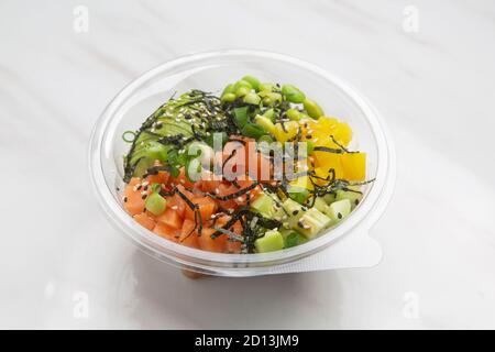 Poke Hawaiian Gericht, roher Fischsalat als Vorspeise oder Hauptgericht serviert. Stockfoto