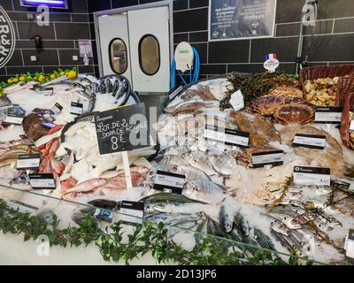 La Rochelle, Frankreich - 3. Oktober 2020:Französischer Fischmarkt. Atlantik frischer Fisch. Stall verschiedener Fische im Fischhändler des französischen Hypermarktes Stockfoto