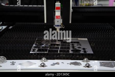 CNC-Faser-Laser-Schneidemaschine Schneiden von Blech. Industrielle Metallverarbeitung Herstellung Stockfoto