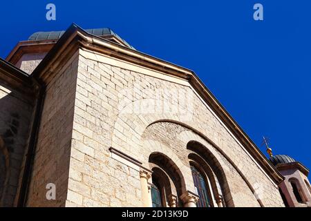 Seitenansicht der katholischen Kirche mit gotischen Bogenfenstern Stockfoto