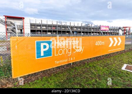 Heathrow Long Stay Parkschild, mit Purple Parking Parkhaus und Autos. Parkplätze an der nördlichen Umzäunungsstraße. Parkgarage Ebenen Stockfoto