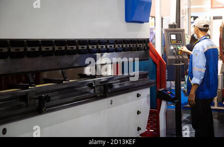 Industrielle professionelle Bedienung CNC synchronisieren hydraulische Presse Bremse Biegemaschine. Industrielle Metallbearbeitung Maschinen. Stockfoto