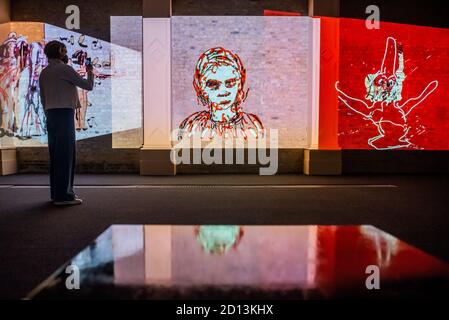 London, Großbritannien. Oktober 2020. ‘Nalini Malani: Kannst Du Mich Hören?' Läuft bis zum 6. Juni 2021. Malanis erste große britische kommission umfasst 88 iPad-Animationen, die an die Wände projiziert werden. Eine der Vorschauen zeitgenössischer Künstler in den neuen Herbstausstellungen der Whitechapel Gallery - Timed Entry wird neben anderen Coronavirus-Vorsorgemaßnahmen mit einem Einwegsystem um die Galerie herum stattfinden. Kredit: Guy Bell/Alamy Live Nachrichten Stockfoto