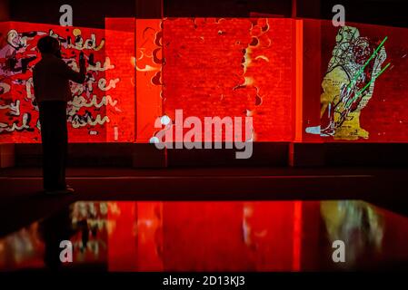 London, Großbritannien. Oktober 2020. ‘Nalini Malani: Kannst Du Mich Hören?' Läuft bis zum 6. Juni 2021. Malanis erste große britische kommission umfasst 88 iPad-Animationen, die an die Wände projiziert werden. Eine der Vorschauen zeitgenössischer Künstler in den neuen Herbstausstellungen der Whitechapel Gallery - Timed Entry wird neben anderen Coronavirus-Vorsorgemaßnahmen mit einem Einwegsystem um die Galerie herum stattfinden. Kredit: Guy Bell/Alamy Live Nachrichten Stockfoto