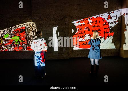 London, Großbritannien. Oktober 2020. ‘Nalini Malani: Kannst Du Mich Hören?' Läuft bis zum 6. Juni 2021. Malanis erste große britische kommission umfasst 88 iPad-Animationen, die an die Wände projiziert werden. Eine der Vorschauen zeitgenössischer Künstler in den neuen Herbstausstellungen der Whitechapel Gallery - Timed Entry wird neben anderen Coronavirus-Vorsorgemaßnahmen mit einem Einwegsystem um die Galerie herum stattfinden. Kredit: Guy Bell/Alamy Live Nachrichten Stockfoto