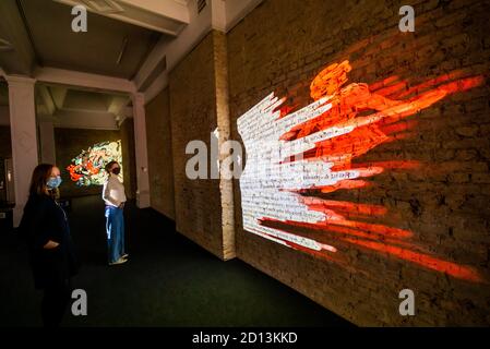 London, Großbritannien. Oktober 2020. ‘Nalini Malani: Kannst Du Mich Hören?' Läuft bis zum 6. Juni 2021. Malanis erste große britische kommission umfasst 88 iPad-Animationen, die an die Wände projiziert werden. Eine der Vorschauen zeitgenössischer Künstler in den neuen Herbstausstellungen der Whitechapel Gallery - Timed Entry wird neben anderen Coronavirus-Vorsorgemaßnahmen mit einem Einwegsystem um die Galerie herum stattfinden. Kredit: Guy Bell/Alamy Live Nachrichten Stockfoto