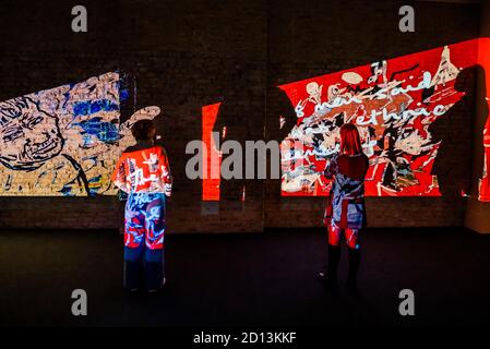 London, Großbritannien. Oktober 2020. ‘Nalini Malani: Kannst Du Mich Hören?' Läuft bis zum 6. Juni 2021. Malanis erste große britische kommission umfasst 88 iPad-Animationen, die an die Wände projiziert werden. Eine der Vorschauen zeitgenössischer Künstler in den neuen Herbstausstellungen der Whitechapel Gallery - Timed Entry wird neben anderen Coronavirus-Vorsorgemaßnahmen mit einem Einwegsystem um die Galerie herum stattfinden. Kredit: Guy Bell/Alamy Live Nachrichten Stockfoto