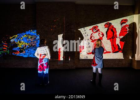 London, Großbritannien. Oktober 2020. ‘Nalini Malani: Kannst Du Mich Hören?' Läuft bis zum 6. Juni 2021. Malanis erste große britische kommission umfasst 88 iPad-Animationen, die an die Wände projiziert werden. Eine der Vorschauen zeitgenössischer Künstler in den neuen Herbstausstellungen der Whitechapel Gallery - Timed Entry wird neben anderen Coronavirus-Vorsorgemaßnahmen mit einem Einwegsystem um die Galerie herum stattfinden. Kredit: Guy Bell/Alamy Live Nachrichten Stockfoto