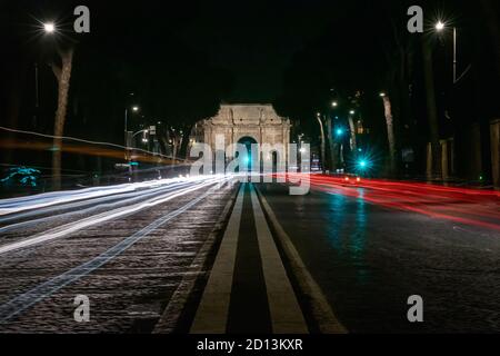 Der Konstantinsbogen in Rom, Italien, aufgenommen in einer Nachtszene mit langer Belichtung. Stockfoto