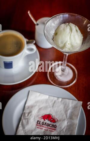 Eine Kugel Vanilleeis in einem martini-Glas Mit einer Tasse Espresso auf der Seite Stockfoto