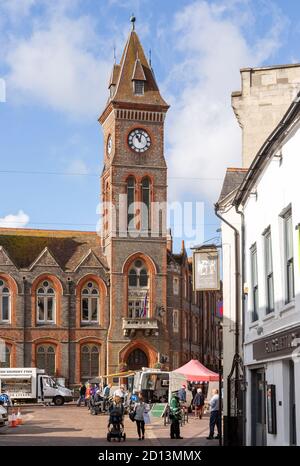 Uhrturm des Rathauses und historische Gebäude in Market Place, Newbury, Berkshire, England, Großbritannien Stockfoto
