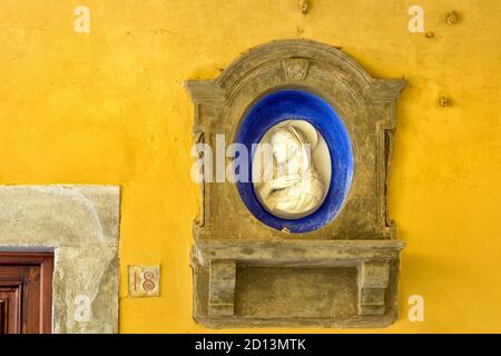 Ein kleines poetisches Tabernakel in der Via d’Ardiglione, einer engen Straße im Viertel San Frediano von Florenz, Italien Stockfoto