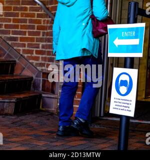 London Großbritannien Oktober 2020, Käufer empfohlen, Schutzbeläge tragen das Risiko von COvid-19 Betreten EINES Shopping Centers zu reduzieren Stockfoto