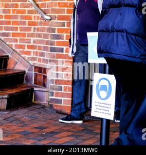 London Großbritannien Oktober 2020, Käufer empfohlen, Schutzbeläge tragen das Risiko von COvid-19 Betreten EINES Shopping Centers zu reduzieren Stockfoto