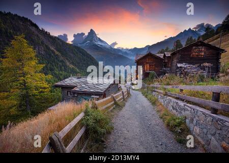 Matterhorn, Schweizer Alpen. Landschaftsbild der Schweizer Alpen mit dem Matterhorn bei schönem Herbstuntergang. Stockfoto