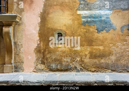 Ein typisches Weinfenster - Buchetta del vino - befindet sich in der Fassade eines Palastes von Borgo degli Albizi - Florenz, Italien Stockfoto